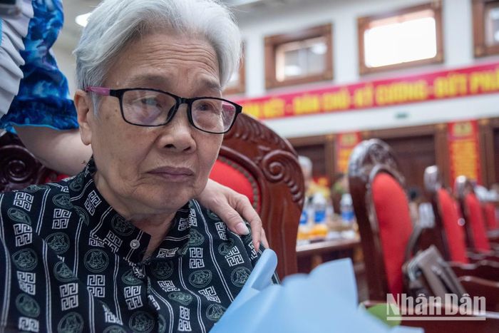 Bà Thạnh đi lấy mẫu ADN để tìm người em ruột sinh năm 1949, hy sinh năm 1972 tại mặt trận phía Tây Nam. Bà hy vọng lần này công nghệ gen sẽ giúp đưa em về gần với gia đình hơn.