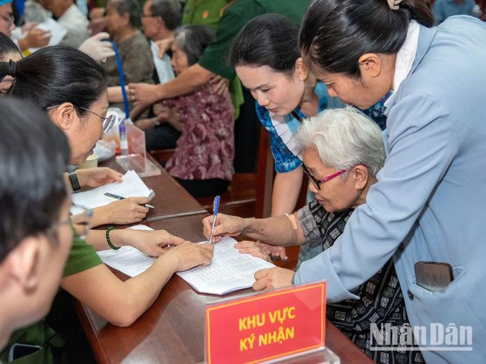 Bà Vũ Thị Thạnh (84 tuổi) được con cháu đưa đến điểm lấy mẫu từ sớm. Bà Thạnh hiện đang cư ngụ tại đường Lê Duẩn, thành phố Buôn Ma Thuột. Dù tuổi đã cao và đôi chân không còn nhanh nhẹn, bà vẫn kiên quyết có mặt để thực hiện tâm nguyện cuối đời tìm kiếm người em trai mất tích.