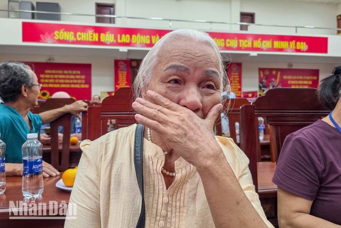 Bà Nguyễn Thị Ái, em gái ông Nguyễn Văn Phẩm, cũng từ quê nhà Hà Tĩnh vào Đắk Lắk mang theo hy vọng cháy bỏng về sự đoàn tụ. Bà chia sẻ rằng nếu không tìm thấy hài cốt, gia đình vẫn tự hào vì anh đã hiến dâng trọn vẹn tuổi xuân cho đất nước, "hóa thân vào sông núi". Sự xúc động hiện rõ trên khuôn mặt người phụ nữ đã bước sang tuổi xế chiều khi nói về tình cảm gia đình.