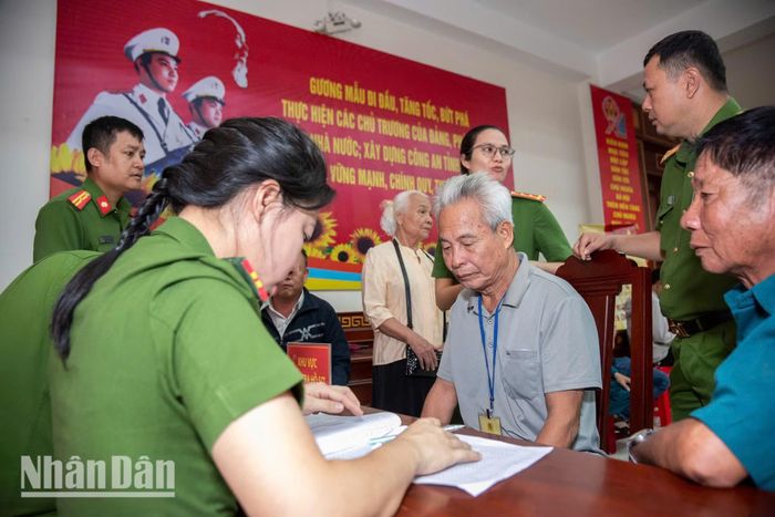 Ngay khi biết tin có chương trình lấy mẫu ADN, ông Nguyễn Văn Phẩm (81 tuổi) đã bắt xe từ quê nhà Hà Tĩnh vào Đắk Lắk từ vài ngày trước. Ông Phẩm đi cùng em gái, vượt qua hành trình dài hàng nghìn cây số với mong ước tìm anh. Anh trai ông Phẩm sinh năm 1938, nhập ngũ năm 1965 và hy sinh năm 1971 tại mặt trận phía Nam. Chú đã nhiều lần lặn lội đi tìm anh ở Nghĩa trang Trường Sơn và các vùng lân cận nhưng đều thất bại.