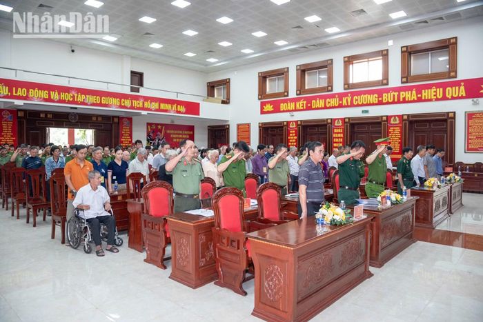 Những câu chuyện về người liệt sĩ được kể lại cho thế hệ sau như một bài học về lòng yêu nước và tình cảm gia đình. Buổi lễ dành một phút mặc niệm cho những người anh hùng đã ngã xuống để đất nước đứng lên.