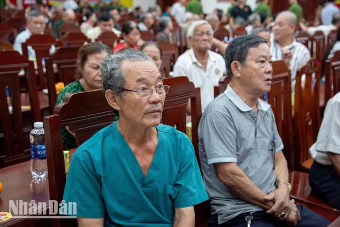 Ông Trần Thế Minh (70 tuổi, áo xanh) hiện đang sinh sống tại phường Thắng Lợi, thành phố Buôn Ma Thuột. Là một cựu cán bộ ngành y đã nghỉ hưu 12 năm, chú hiểu rất rõ giá trị của việc xác định danh tính qua ADN. Chú đến đây để tìm kiếm anh trai mình là liệt sĩ Trần Thế Sử, hy sinh năm 1969. Sự điềm tĩnh của một người làm nghề y cũng không giấu nổi vẻ xúc động trong ngày đặc biệt này.