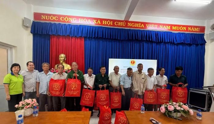 Công ty Trách nhiệm hữu hạn Ứng dụng Khoa học Công nghệ Quốc tế - Smart A phối hợp Công ty Cổ phần Tổ hợp Thương binh VTB Việt Nam trao quà cho các thương bệnh binh tại xã Cần Giờ.
