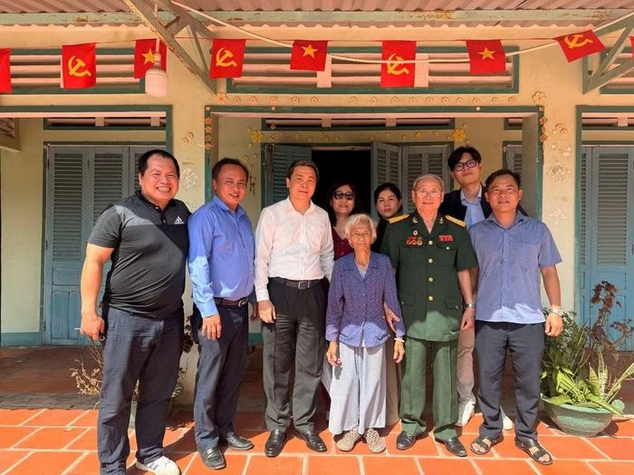 Đại diện Chương trình đến thăm và tặng quà Mẹ Việt Nam Anh hùng Kiều Thị Nông.