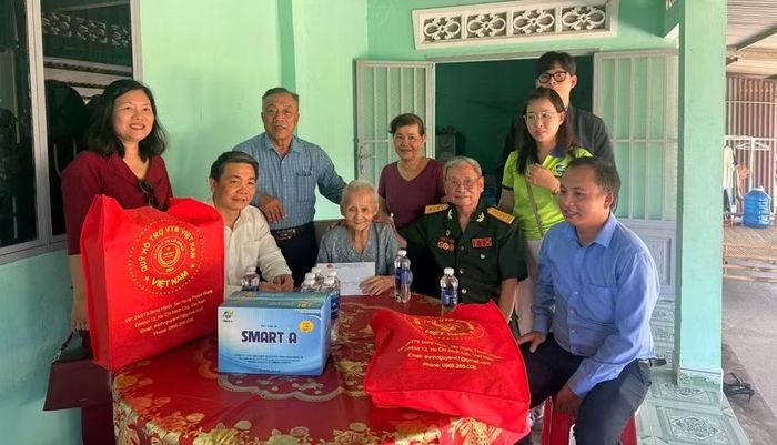Công ty Trách nhiệm hữu hạn Ứng dụng Khoa học Công nghệ Quốc tế - Smart A phối hợp Công ty Cổ phần Tổ hợp Thương binh VTB Việt Nam thăm và tặng quà Mẹ Việt Nam Anh hùng Lê Thị Phiền.