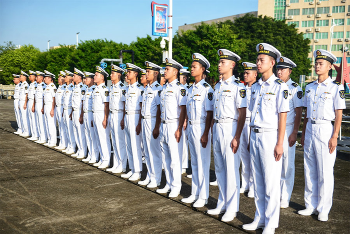  Các sĩ quan, thủy thủ Hải quân Trung Quốc tham gia lễ tiễn Tàu 015 - Trần Hưng Đạo. 
