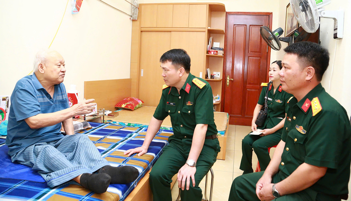  Đại tá Lê Đức Hòe, Phó chính ủy Bộ tư lệnh Pháo binh - Tên lửa tặng quà các thương binh, bệnh binh, người có công tại Trung tâm Điều dưỡng người có công Thuận Thành (Bắc Ninh). 