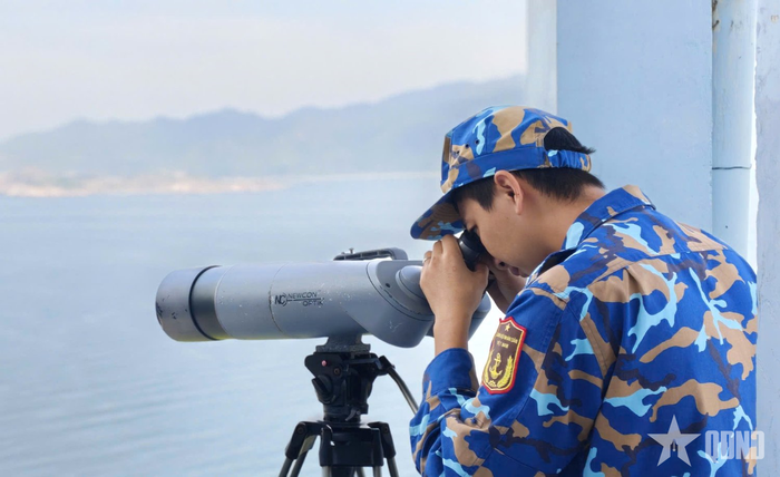 Trung úy QNCN Lê Ngọc Tùng, Trắc thủ radar (Trạm Radar 570) quan sát mục tiêu.