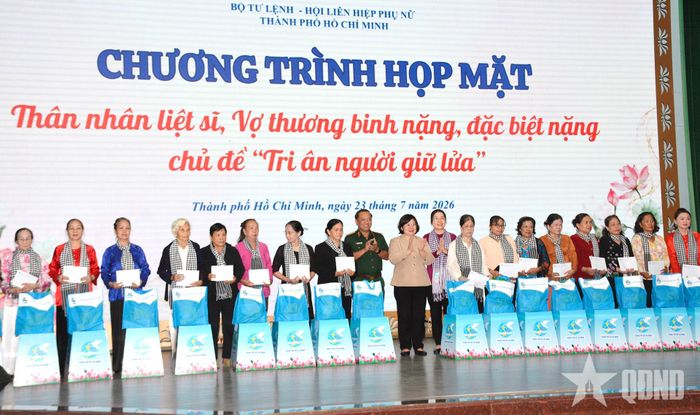  Trao quà tặng thân nhân liệt sĩ, vợ thương binh nặng, đặc biệt nặng. 