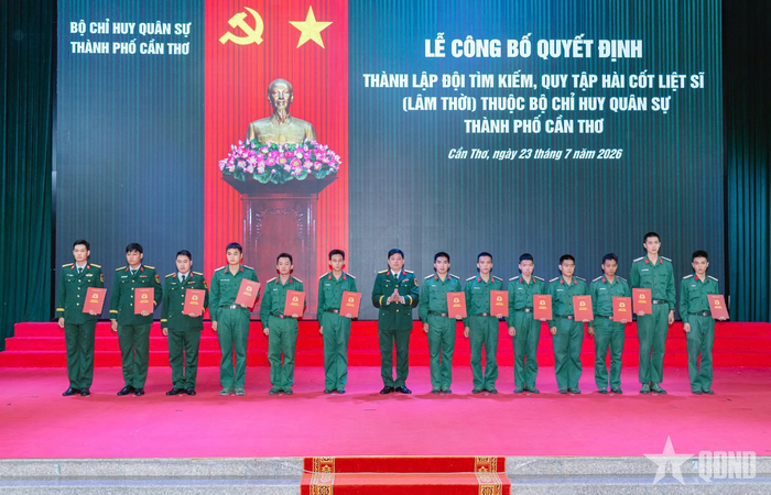 Đại tá Phạm Ngọc Quang trao quyết định thành lập Đội tìm kiếm, quy tập hài cốt liệt sĩ lâm thời thuộc Bộ CHQS TP Cần Thơ.