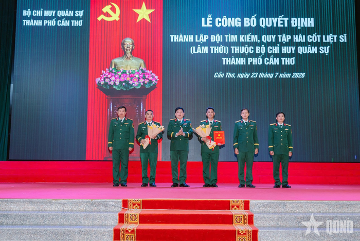 Đại tá Phạm Ngọc Quang, Chính ủy Bộ CHQS TP Cần Thơ trao quyết định thành lập Chi bộ Đội tìm kiếm, quy tập hài cốt liệt sĩ lâm thời thuộc Bộ CHQS TP Cần Thơ.