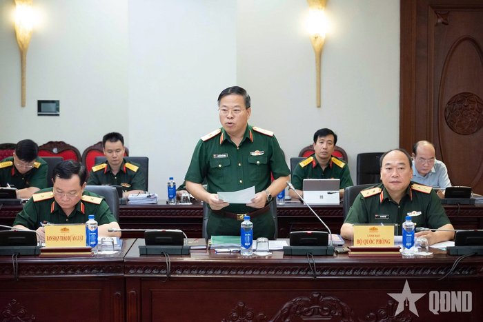 Thiếu tướng Nguyễn Việt Dũng, Cục trưởng Cục Pháp chế Bộ Quốc phòng phát biểu tại cuộc họp. 