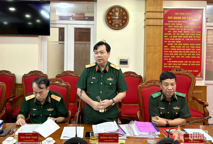  Các thành viên Hội đồng khoa học nhận xét và góp ý cho đề tài. 