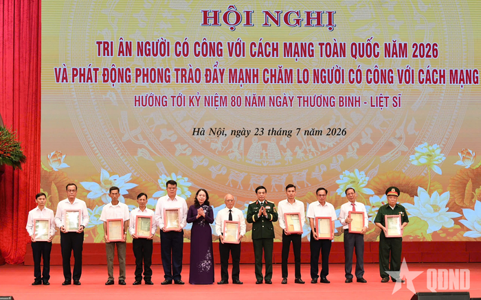 Đại tướng Phan Văn Giang và đồng chí Võ Thị Ánh Xuân trao kỷ vật tới các gia đình thân nhân liệt sĩ.