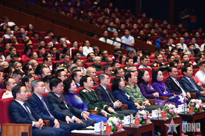 Các đồng chí lãnh đạo Đảng, Nhà nước và đại biểu dự hội nghị.