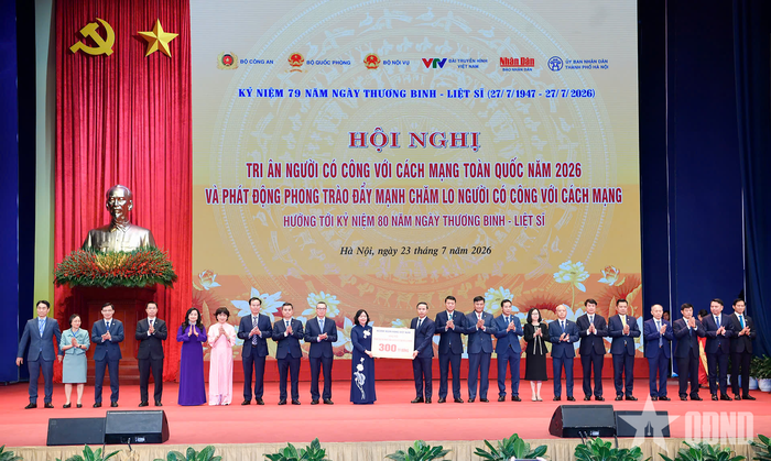 Đồng chí Bùi Thị Minh Hoài tiếp nhận ủng hộ từ các doanh nghiệp. 
