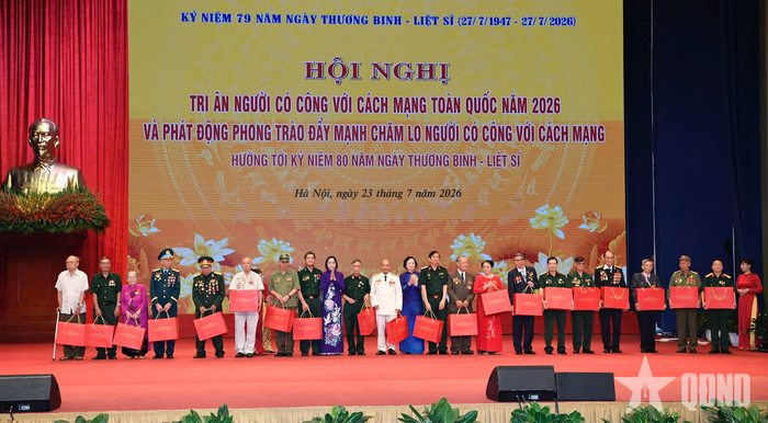 Đồng chí Phạm Thị Thanh Trà và đồng chí Nguyễn Thị Thanh trao quà tặng các đại biểu người có công.