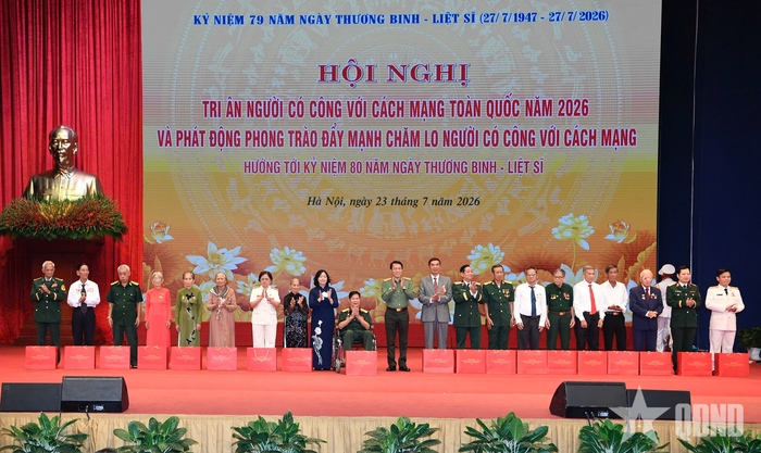 Đồng chí Bùi Thị Minh Hoài và Đại tướng Lương Tam Quang trao quà tặng các đại biểu người có công.