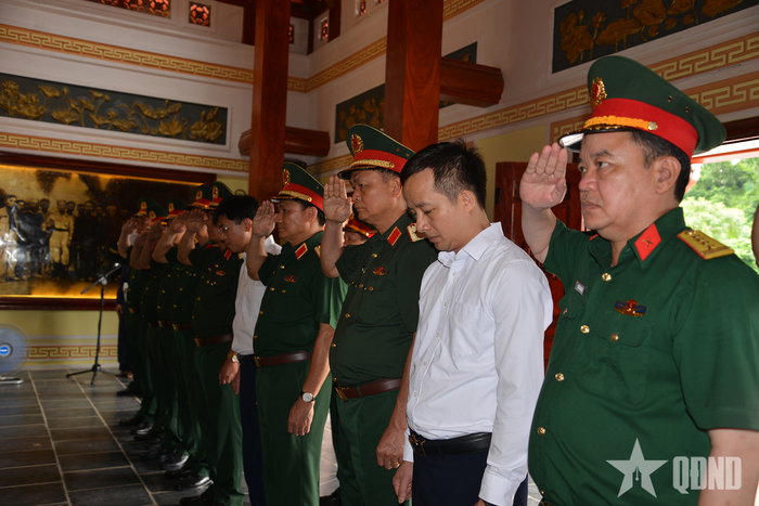 Trung tướng Lê Văn Hướng và đoàn công tác dâng hương tại Đồi Phong tướng thuộc Khu di tích Quốc gia đặc biệt ATK Định Hóa. 
