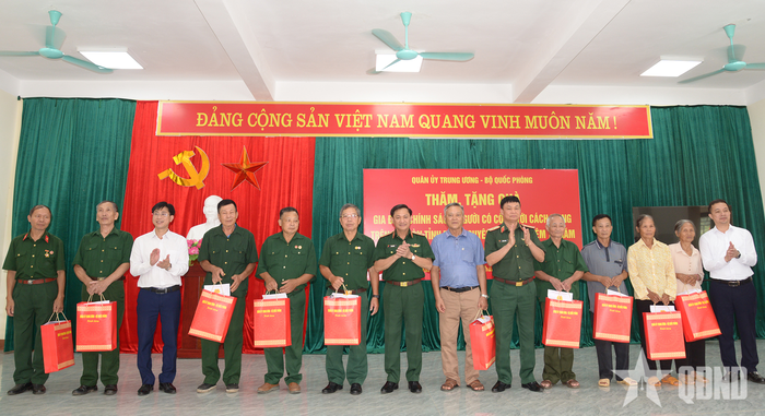 Trung tướng Lê Văn Hướng trao quà tặng các gia đình chính sách, người có công với cách mạng thuộc xã Phú Đình và Trung Hội, tỉnh Thái Nguyên. 