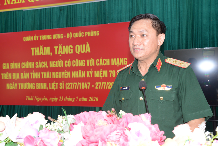  Trung tướng Lê Văn Hướng phát biểu tại buổi thăm, tặng quà các gia đình chính sách, người có công với cách mạng thuộc xã Phú Đình và Trung Hội, tỉnh Thái Nguyên. 