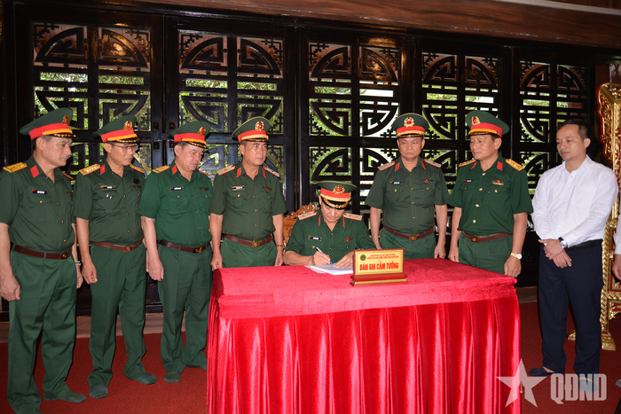  Trung tướng Lê Văn Hướng thỉnh chuông, dâng hương, ghi sổ cảm tưởng tại Nhà tưởng niệm Chủ tịch Hồ Chí Minh. 