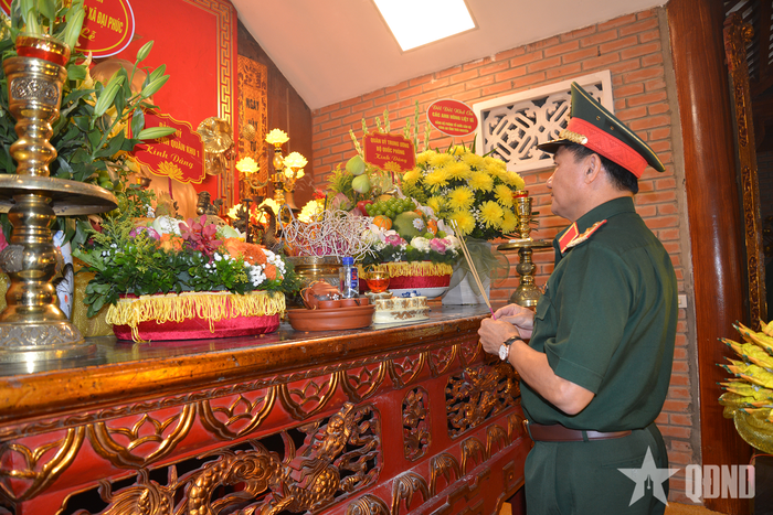 Đoàn công tác dâng hương tại Khu di tích lịch sử Quốc gia 27-7.