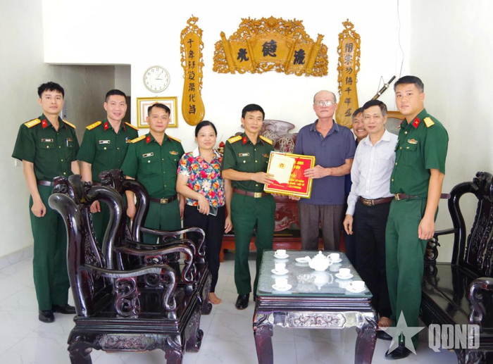 Đại tá Vương Đình Hòa tặng quà thương binh Nguyễn Hữu Đại, phường Mường Thanh.