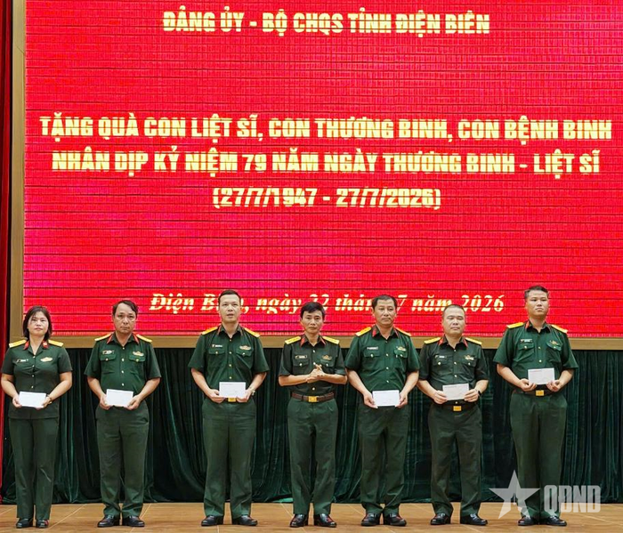  Tặng quà cho quân nhân là con đối tượng chính sách đang công tác trong lực lượng vũ trang tỉnh Điện Biên. 