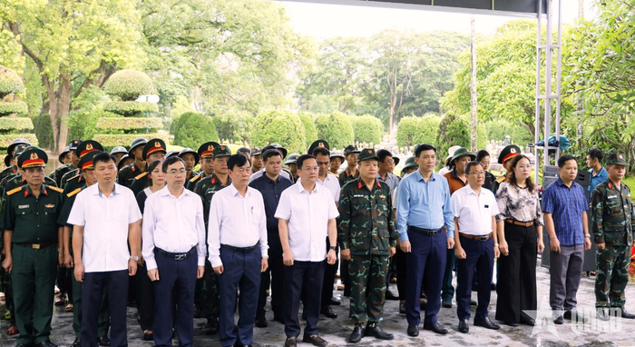 Các đại biểu tưởng niệm các anh hùng liệt sĩ tại Nghĩa trang Liệt sĩ quốc gia Độc Lập.