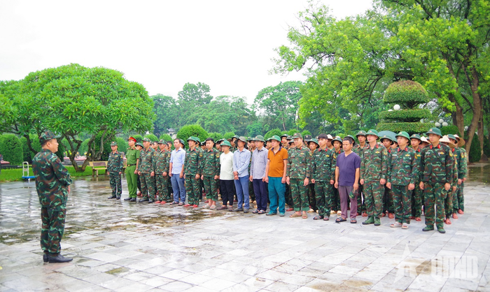 Đại tá Dương Quốc Long, Phó chính ủy Bộ CHQS tỉnh Điện Biên động viên lực lượng trước khi thực hiện nhiệm vụ lấy mẫu hài cốt liệt sĩ tại Nghĩa trang Liệt sĩ quốc gia Độc Lập.