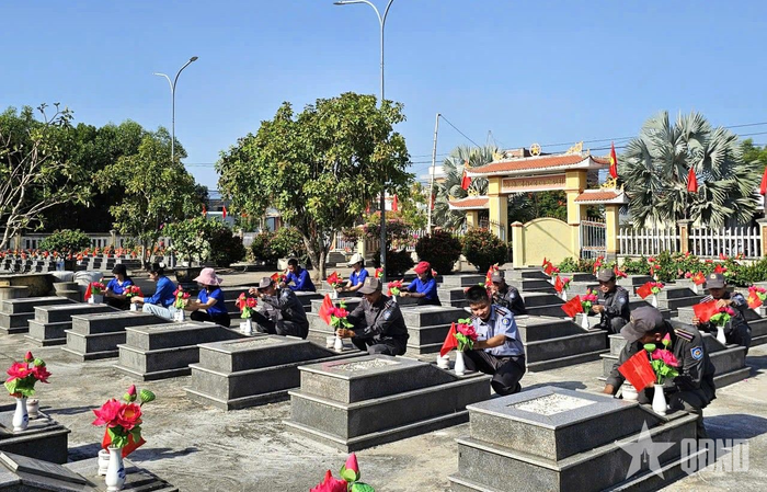  Đoàn viên, thanh niên chỉnh trang Nghĩa trang Liệt sĩ Tam Giang (xã Núi Thành). 