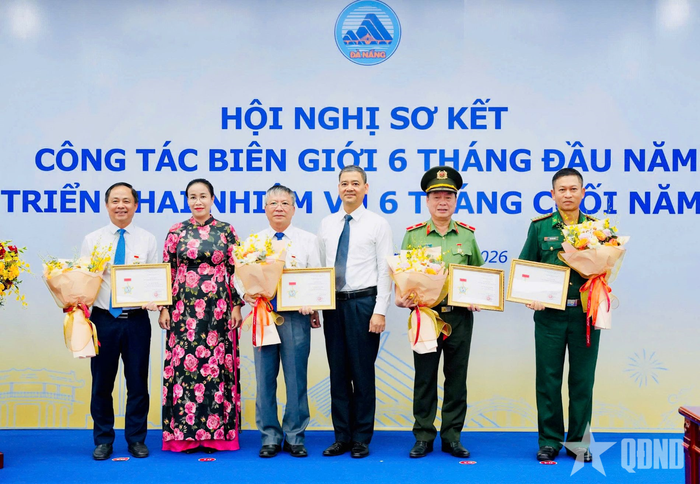 Lãnh đạo Bộ Ngoại giao và UBND TP Đà Nẵng trao Kỷ niệm chương tặng các cá nhân.