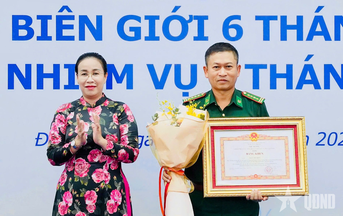 Thừa ủy quyền của Thủ tướng Chính phủ, đồng chí Nguyễn Thị Anh Thi trao Bằng khen của Thủ tướng Chính phủ tặng Đại tá Trần Tiến Hiền.