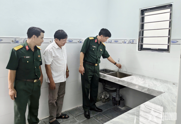 Các đại biểu tham quan căn nhà tình nghĩa quân-dân.