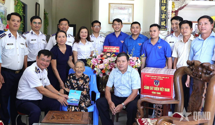  Đoàn công tác Bộ tư lệnh Vùng Cảnh sát biển 2 và các tổ chức đoàn thể địa phương chụp ảnh cùng Bà mẹ Việt Nam anh hùng Nguyễn Thị Minh và gia đình. 