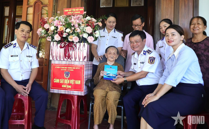  Đại tá Lê Huy, Chính ủy Vùng Cảnh sát biển 2 trao quà tri ân của Bộ tư lệnh Vùng tặng Bà mẹ Việt Nam anh hùng Nguyễn Thị Thoại. 