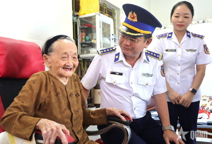  Đại tá Lê Huy thăm hỏi sức khỏe Bà mẹ Việt Nam anh hùng Nguyễn Thị Thoại. 