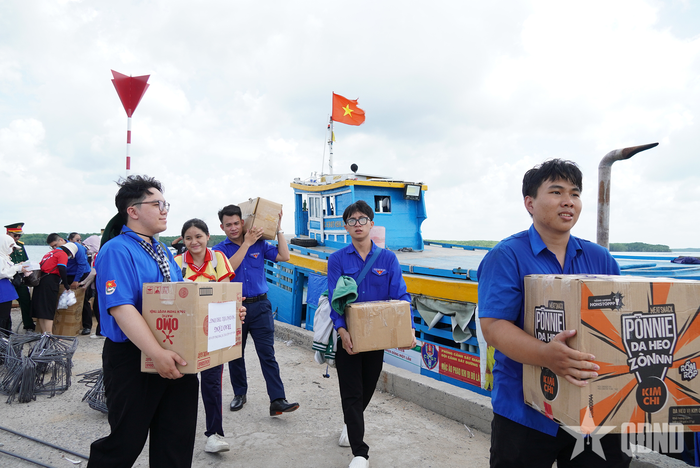  Vận chuyển nguồn lực hỗ trợ ra xã đảo Thạnh An, TP Hồ Chí Minh. 