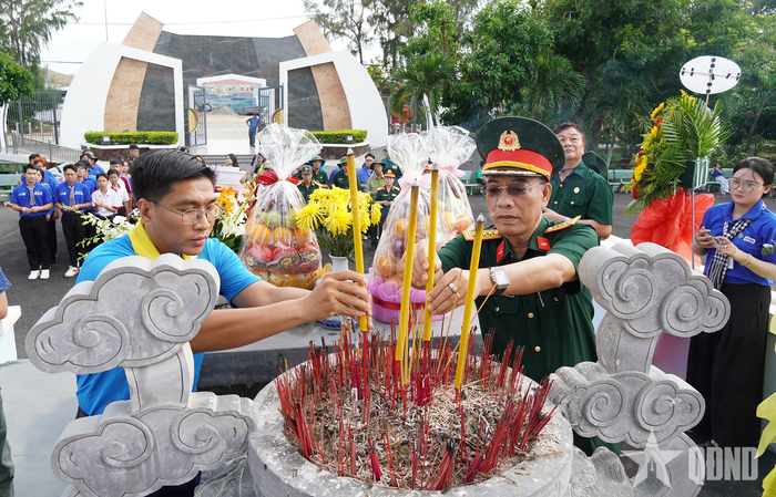 Dâng hương tưởng niệm các anh hùng liệt sĩ tại Nghĩa trang Liệt sĩ Rừng Sác.