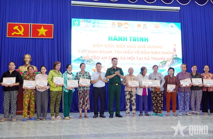 Đồng chí Phùng Kiên Giang, Phó bí thư Thường trực Đảng ủy phường Gò Vấp (thứ bảy, từ trái sang) và Đại tá Trần Doãn Thoan, Phó tổng giám đốc Tổng công ty 28 (thứ tám, từ phải sang) trao quà tặng đến các gia đình chính sách.