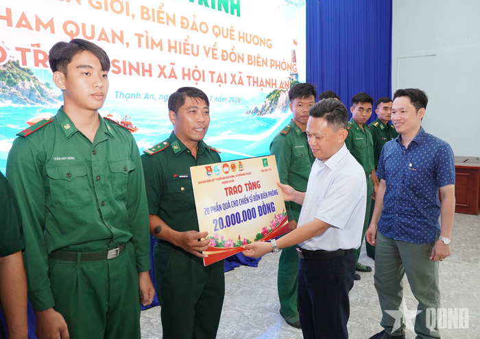 Lãnh đạo phường Gò Vấp trao quà hỗ trợ cán bộ, chiến sĩ Đồn Biên phòng Thạnh An.