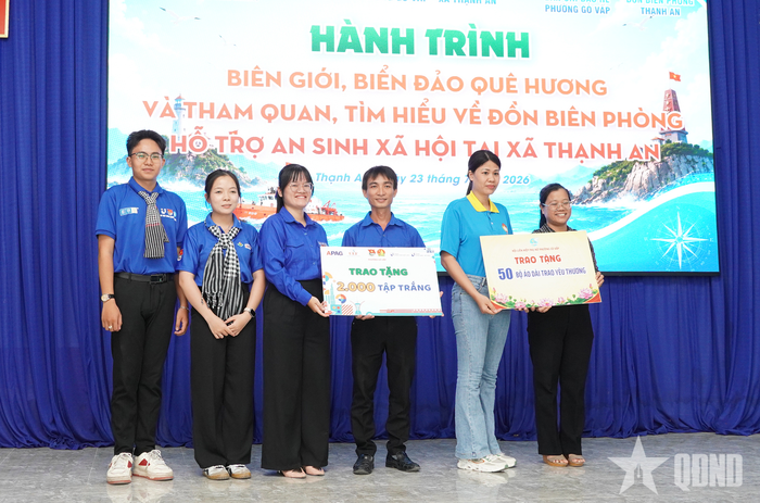 Đoàn Thanh niên, Hội Phụ nữ phường Gò Vấp trao tặng nguồn lực hỗ trợ công tác chăm lo an sinh xã hội.