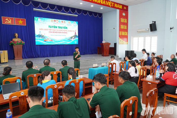 Báo cáo viên Đồn Biên phòng Thạnh An tuyên truyền về chủ quyền biển, đảo đến thành viên đoàn công tác.