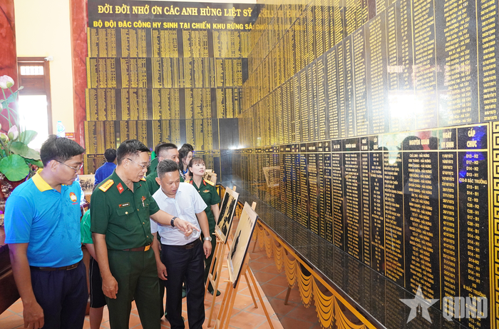 Các đại biểu tham quan trưng bày ảnh tư liệu về đặc công Rừng Sác.