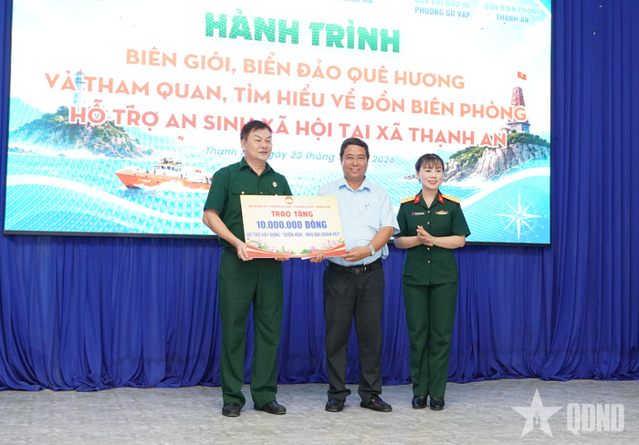 Trao tặng kinh phí hỗ trợ xây dựng “Vườn hoa đại đoàn kết” đến xã đảo Thạnh An.