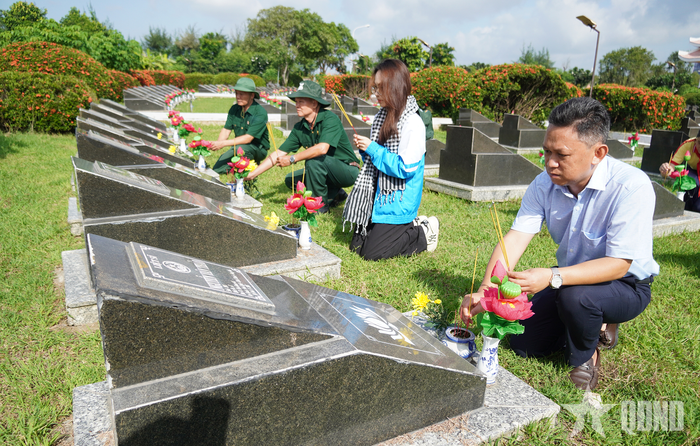 Đại diện lãnh đạo phường Gò Vấp, cựu chiến binh, đoàn viên, thanh niên dâng hương các anh hùng liệt sĩ.