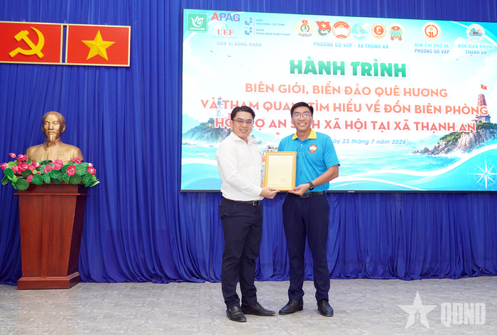 Đại diện cấp ủy, chính quyền xã đảo Thạnh An trao thư cảm ơn đến phường Gò Vấp.