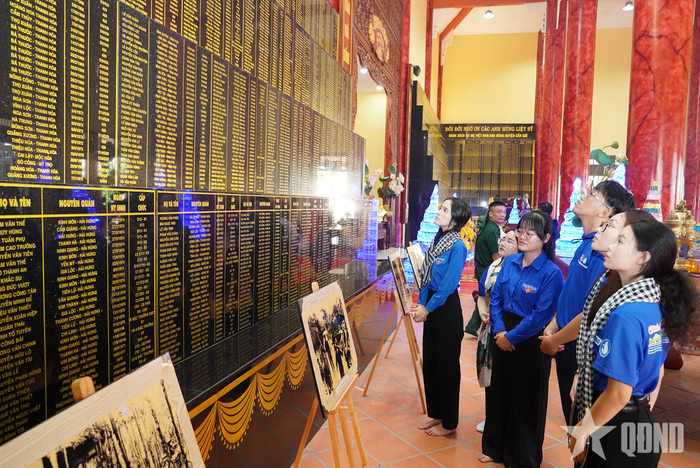 Tuổi trẻ TP Hồ Chí Minh tham quan, học tập truyền thống tại Đền thờ Anh hùng liệt sĩ Chiến khu Rừng Sác.