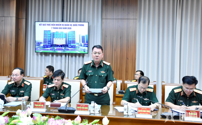 Thiếu tướng Nguyễn Tiền Giang, Phó tư lệnh, Tham mưu trưởng Bộ tư lệnh 86 trình bày báo cáo tại buổi làm việc.